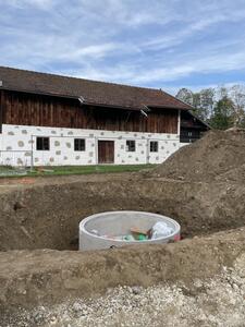 Eine 12,5 m³ Zisterne sammelt zukünftig das Regenwasser der Dachfläche des Ausstellungsgebäudes für die Bewässerung der umliegenden Museumsgärten. <br> © Bezirk Oberbayern, Archiv BHM Amerang
