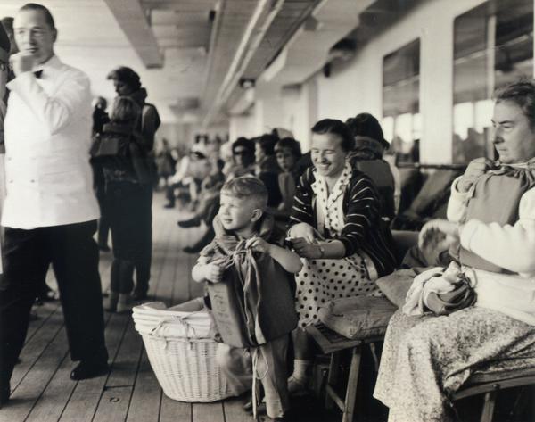 Familie G.kehrt mit ihren zwei kleinen Kindern auf dem Passagierschiff  "Bremen" 1960 aus den USA nach Oberbayern zurück.