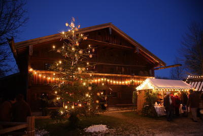 BHM_Amerang: Feierlich leuchtet der geschmückte Tannenbaum vor dem Bartlhof im Bauernhausmuseum Amerang.