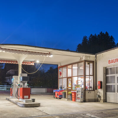 Tankstelle in Neuhaus (Lk. Miesbach), erbaut 1955. <br>  Bezirk Oberbayern, Archiv FLM Glentleiten, Christian Bck