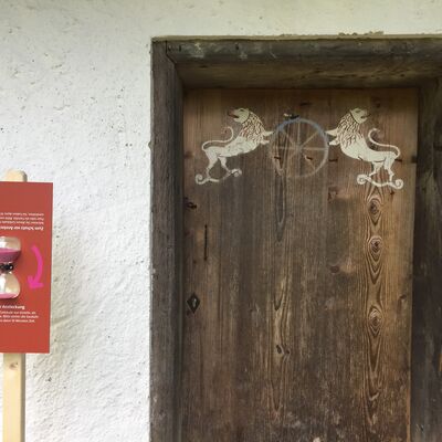 Mit Hilfe einer Sanduhrregelung sind die historischen Gebude fr einen Besuch zugnglich, deren Tr in eine Sackgasse fhrt. <br>  Bezirk Oberbayern, Archiv BHM Amerang