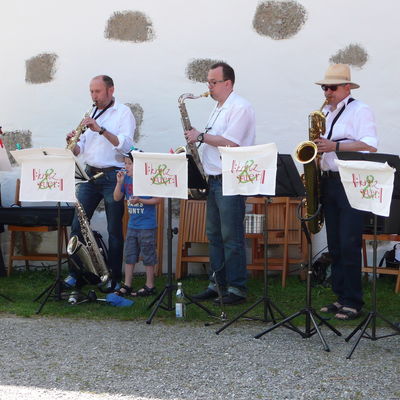 Das Wasserburger Quintett "kreiz&quer" spielt zum Maifest auf. <br/> © Bezirk Oberbayern, Archiv BHM Amerang