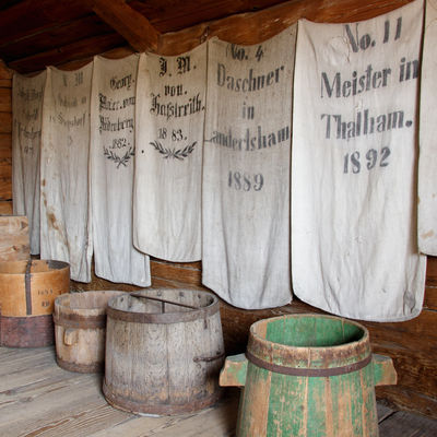 Im Getreidekasten aus Tüßling sind Mehlsäcke aus zwei Jahrhunderten zu sehen.<br> © Bezirk Oberbayern, Archiv BHM Amerang
