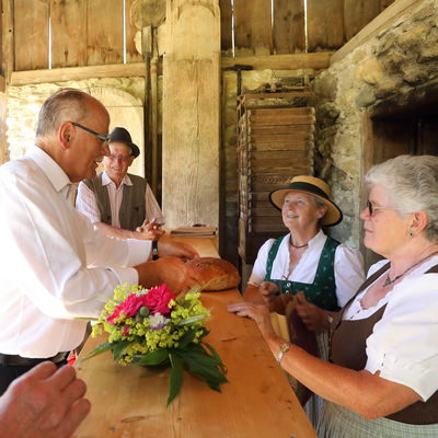 Bezirkstagspräsident Josef Mederer besuchte 2017 den Genusstag und probierte das frisch gebackene Bauernbrot aus dem Brechlbad. <br/> © Bezirk Oberbayern, Archiv BHM Amerang