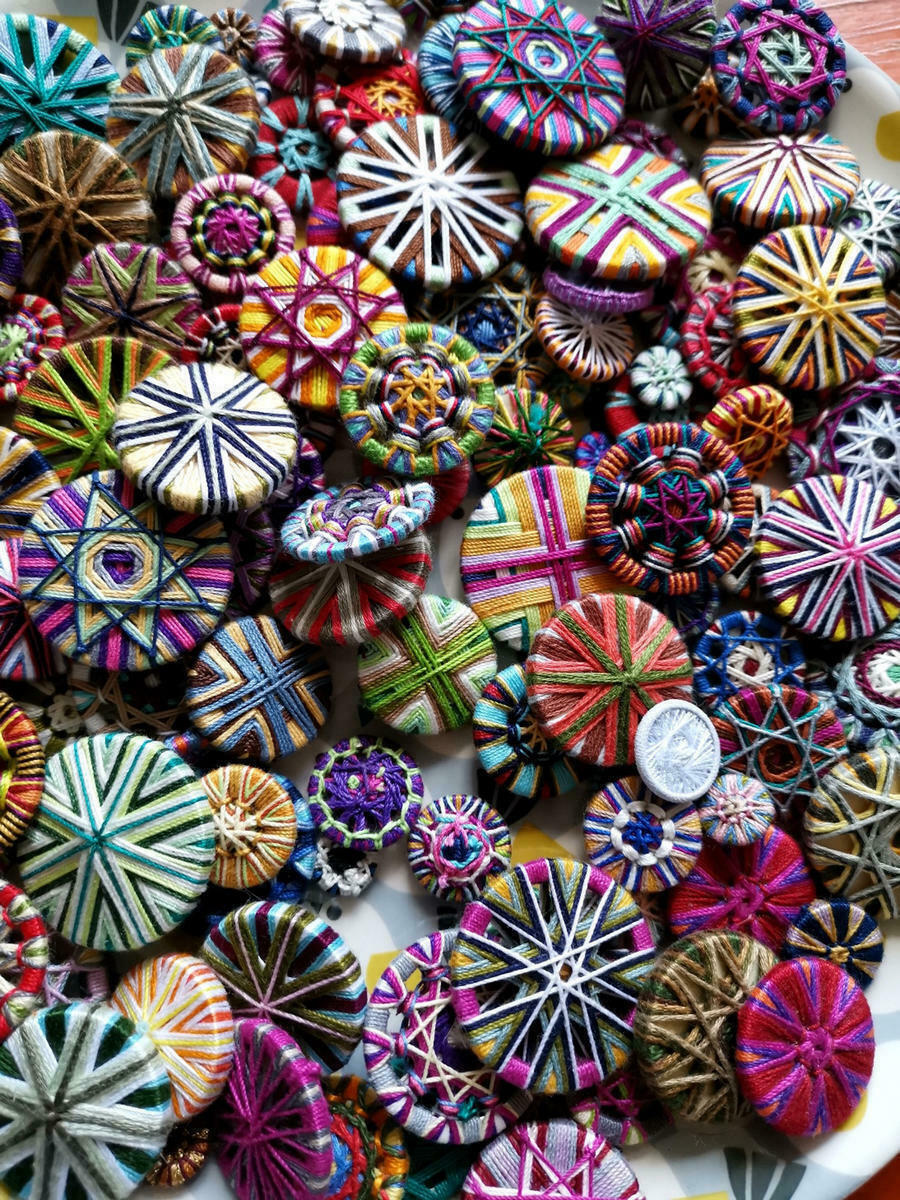 Früher ein schlichter Wäscheknopf - heute farbenfrohe Schmuckstücke: handgewickelte Zwirnknöpfe in allen erdenklichen Tönen und Mustern. <br/> © Bezirk Oberbayern, Archiv BHM Amerang, Raab.