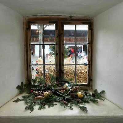 Mit viel Liebe ist der Vierseithof aus Waldhausen (Lk. Traunstein) dekoriert. <br>  Bezirk Oberbayern, Bauernhausmuseum Amerang, G.Nixdorf