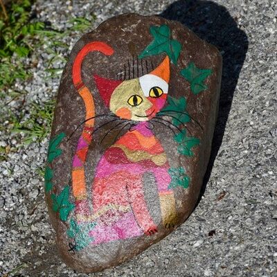 Ein mit einer Katze bemalter Stein einer so genannten Corona-Schlange. <br> © Bezirk Oberbayern, Archiv BHM Amerang