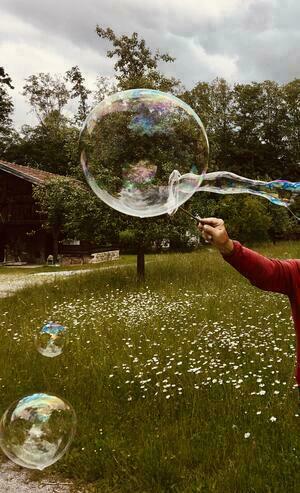 Die schillernden Riesenseifenblasen sind ein Spaß für Groß und Klein. <br> © Bezirk Oberbayern, Archiv BHM Amerang
