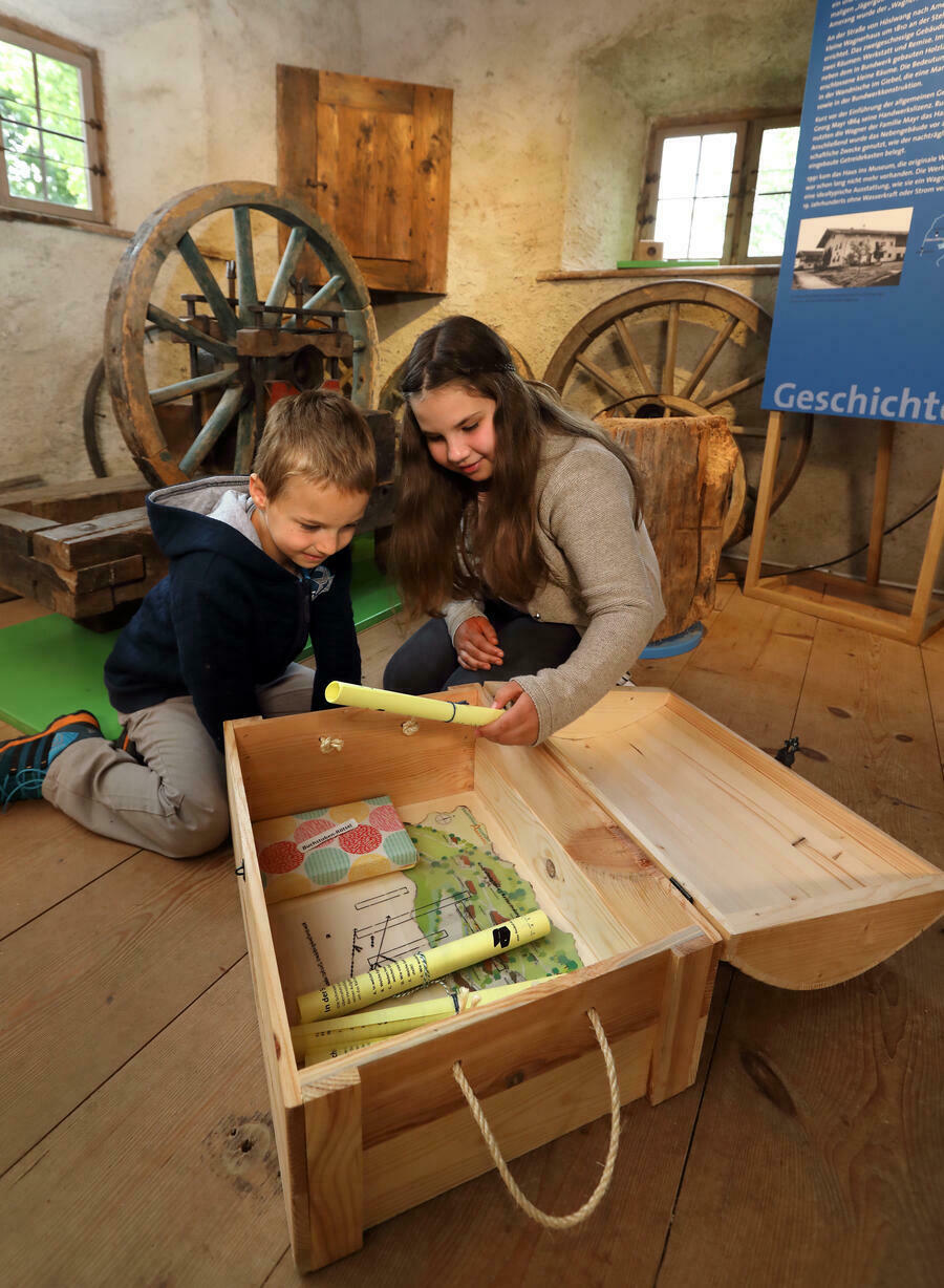 Verschiedene Aufgaben und Rätsel bringen kleine Entdecker zur Schatzkiste im Wagnerhaus. <br> © Bezirk Oberbayern, Archiv BHM Amerang