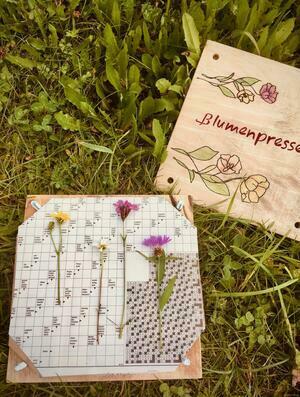 Mit einer selbstgemachten Blumenpresse lassen sich die schönsten Farben des Sommers einfangen. <br> © Bezirk Oberbayern, Archiv BHM Amerang
