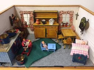 Die selbst gebastelte "Puppen-Bauernstube" bekam 1945 ein Mädchen aus Frasdorf (Lkr. Rosenheim) von ihrem Großvater zu Weihnachten geschenkt. <br> © Bezirk Oberbayern, Archiv BHM Amerang