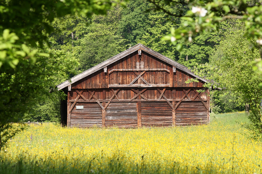 Der Stadel Schiltern ist ganz aus Holz gebaut und zeigt ein einfaches Bundwerk. <br/> © Bezirk Oberbayern, Archiv BHM Amerang.
