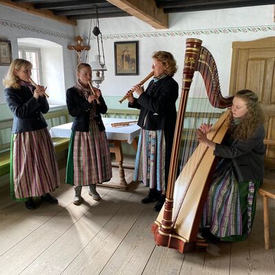 Die Familienmusik Geiger spielt in der Stube des Vierseithofs auf. <br> © Bezirk Oberbayern, S. Schatz