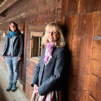 Die Organistorin der Wasserburger Volksmusiktage Claudia Geiger (rechts) und die örtliche Museumsleiterin Dr. Claudia Richartz (links) auf dem Balkon des Vierseithofs. <br/> © Bezirk Oberbayern, Stefanie Schatz
