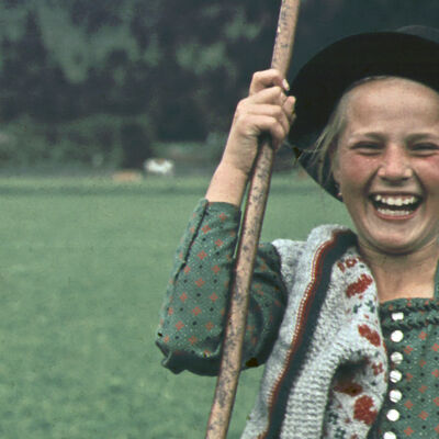 So viel Lebensfreude steckt richtig an! Junges Mädchen nach dem Almabtrieb ins Tegernseer Tal bei Scharling.<br/> © Bezirk Oberbayern, Archiv FLM Glentleiten, Rattelmüller