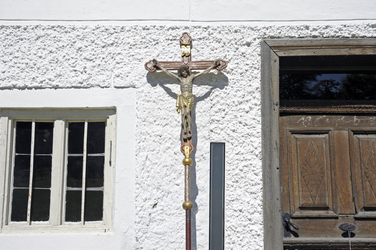 Kreuz an der Hauswand des Häuslmannhofs. <br/> © Bezirk Oberbayern, Archiv BHM Amerang