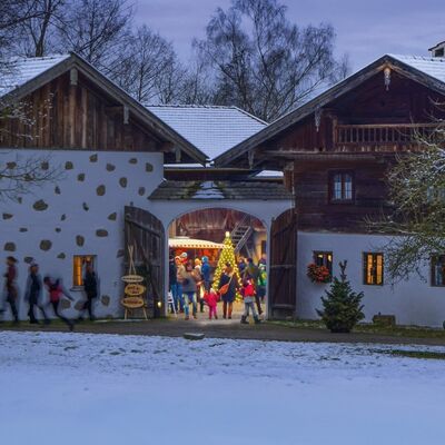 Stimmungsvoll präsentiert sich der Bernöderhof als Ort für den Adventsmarkt. <br> © Bezirk Oberbayern, Archiv BHM Amerang